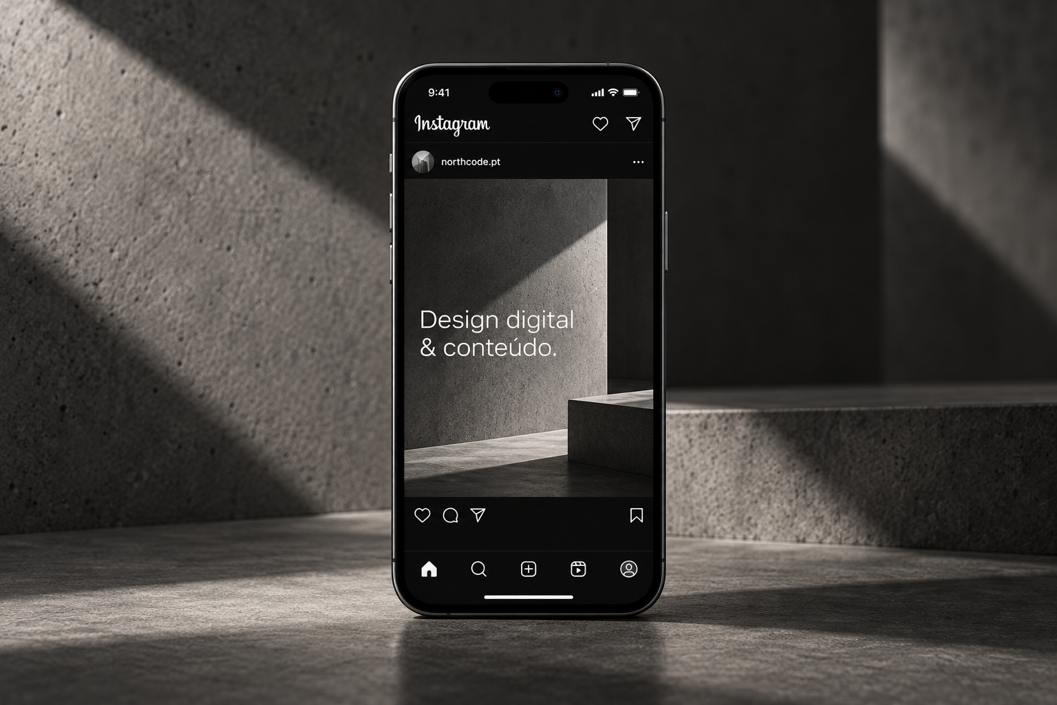 iPhone com uma publicação da North Code no Instagram, num cenário de grafite